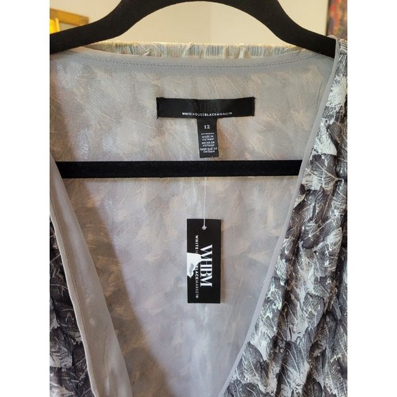 Nwt sz 10 white house black market silver feather print surplice blouse metallic - Picture 4 of 4